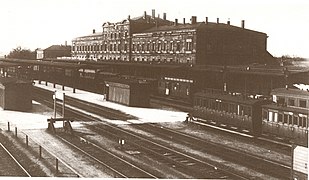 Hauptbahnhof (1874) um 1903. Empfangsgebäude 1943 zerstört und um 1950 weiter westlich, am Bahnhofsplatz, neu errichtet