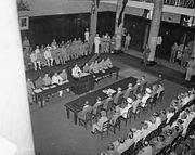 Singapur kentindeki Belediye Binası'nda, Japon Güney Orduları adına Orgeneral Seishirō Itagaki, Güneydoğu Asya Müttefik Kuvvetleri'ni temsil eden İngiliz Lord Louis Mountbatten'e teslim oluyor. (12 Eylül 1945)