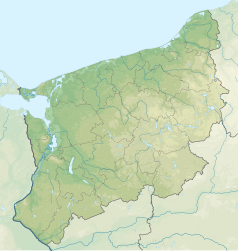 Mapa konturowa województwa zachodniopomorskiego, na dole nieco na lewo znajduje się owalna plamka nieco zaostrzona i wystająca na lewo w swoim dolnym rogu z opisem „Płoń”