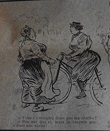 Une bourgeoise à bicyclette, vêtue d'un bloomer reproche à une paysanne de ne pas s'être poussée alors qu'elle signalait son arrivée avec une sonnette : vous n'avez pas entendu ma cloche, demande-t-elle. Si, répond l'autre femme, mais je pensais que c'était une vache !