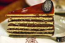 تورتة دوبوس هو شكل أقدم من طبقات الكعك .