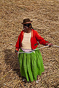 Una mujer trabajando en la isla de los uros.