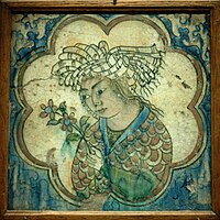 Piastrella con giovane. Maiolica, dipinta su ingobbio e sotto smalto trasparente. Iran nordoccidentale, Kubachi, XVII secolo.