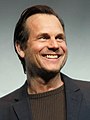 Bill Paxton interpreta John Garrett