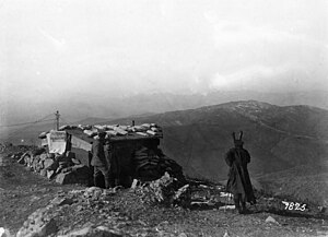 Болгарская телефонная станция с окопным перископом, наблюдающая за позицией противника на фронте Дойран, март 1917 г. (официальная фотография Германии).