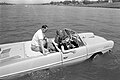 Le président Lyndon B. Johnson conduisant son Amphicar le 10 avril 1965, à Haywood Ranch.