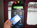 Thẻ thông minh dùng cho việc trả tiền giao thông công cộng trong vùng Helsinki; có thể đọc thẻ từ xa.