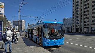 Троллейбус БКМ-32100D, следующий по маршруту № 4 у остановки «Метро „Октябрьская”», май 2019 года