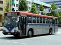 現在採用されている「銀バス」塗装の一般路線車（2012年8月、新潟市中央区東大通）