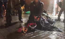 晚上10時大雨期間，防暴警察在欽州街制服示威者