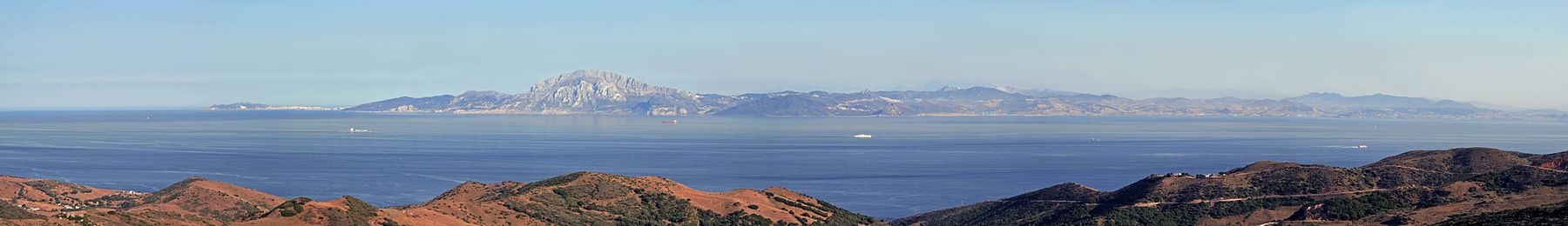 Ütjsicht faan Spoonien (Euroopa) efter süüden (Afrikoo). Uun't uasten (lachts) leit Ceuta an uun't waasten (rochts) as Tanger.