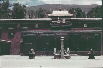 The main temple of Nechung monastery, with pillar or doring (rdo ring), 2 incense burners and 2 stone lions behind, before 1950