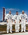 Posádka Apolla 10 pózuje pred nosnou raketou. Zľava doprava: Cernan, Young a Stafford