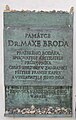 Pamětní deska Maxe Broda vedle hrobu Franze Kafky