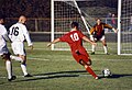 En fotballspiller forsøker å skåre mål.