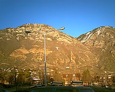 Montañas de Provo. Pode observarse a "Y" xigante en homenaxe a Brigham Young. En primro plano, o aparcadoiro da BYU