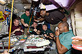 Una cena en el espacio a bordo de la Estación Espacial Internacional durante la misión STS-129 en 2009.