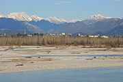 Der Fluss Tagliamento im Vordergrund und die Stadt Spilimbergo im Hintergrund.