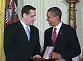 Барак Обама вручает медаль племяннику Харви Милка. (Август 2009)
