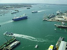 ポーツマス港を行き来するフェリー、貨物船、軍艦の様子。スプリンクラー・タワーから撮影。