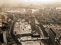 In der Brooklyner Innenstadt wurden 1935 am 1944 stillgelegten Hochbahnhof Sands Street Häuserblöcke abgerissen, um Cadman Plaza anzulegen.