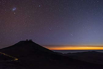 Вид на закат с Паранальской обсерватории с двумя кометами, которые двигались по южному небу
