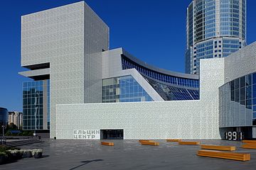 Рисунок фасадных панелей из перфорированного алюминиевого листа лёг в основу айдентики центра