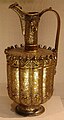 Arte dell'era selgiuchide: Ewer dall'Iran, datato 1180-1210. Ottone lavorato a sbalzo e intarsiato con argento e bitume. Metropolitan Museum of Art, New York.