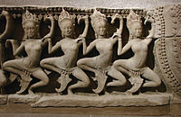 アプサラスを浅浮き彫りした石、バイヨン寺院（カンボジア）出土、1200年頃