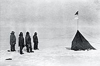 החוקר הנורווגי רואלד אמונדסן והמשלחת שלו הופכים לראשונים שמגיעים לקוטב הדרומי