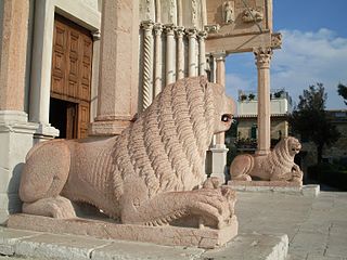 Statues de lions à l'entrée de la cathédrale.