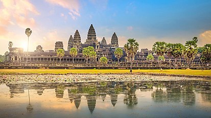 أنغكور وات في كمبوديا هي أكبر هيكل ديني تم تشييده في تاريخ البشرية.[104] ويُمثل إرث إمبراطورية الخمير، وهي واحدة من أكثر الحضارات تأثيرًا في جنوب شرق آسيا وموطن أكبر مدينة في العالم قبل الثورة الصناعية من حيث المساحة.[105][106]