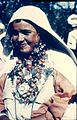 Берберка в традиционной одежде, с татуировками и многочисленными украшениями, юг Марокко, 1970 г.