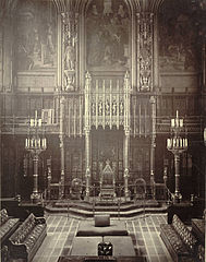 Royal throne ("tronu real") na Lords Chamber ("cámara de los lores") del Palaciu de Westminster.