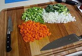 Mirepoix, bază pentru supe și tocane: morcovi, ceapă, țelină și (opțional) praz