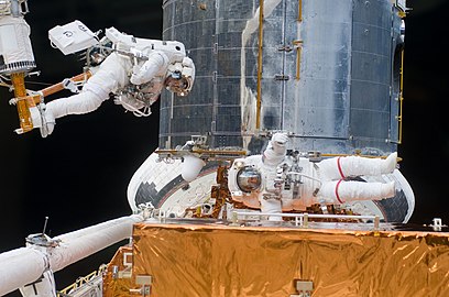 Mise en place de l'instrument COS durant la mission STS-125.