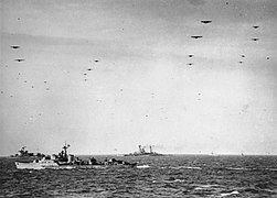 El desembarco de Normandía (junio de 1944) fue la operación naval[23]​ de mayores dimensiones de la historia, en un entorno marítimo de dimensiones relativamente reducidas (el canal de la Mancha).