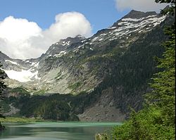 A Columbia gleccser (középen, a kép bal oldalán)