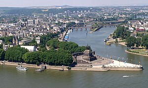 Під гострим кутом зливаються Рейн та Мозель. Ця гранітна набережна називається Deutsches Eck – «Німецький Кут», тут встановлена грандіозна статуя Вільгельма I