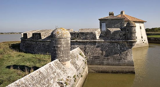 Le batardeau du Fort Lupin surmonté d'une dame.