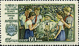 Почтовая марка, 1956 год. И.В. Мичурин среди пионеров