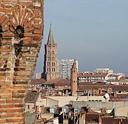 Los campanarios de Notre-Dame du Taur (a la derecha, visto desde el lateral) y de Saint-Sernin (en el centro), modelos de campanarios del gótico meridional