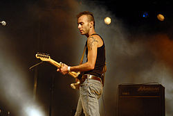 Asaf Avidan esiintymässä radiossa vuonna 2007.