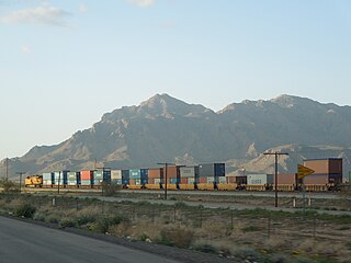 Un tren de vagones de pozo en Arizona transportando contenedores de doble pila
