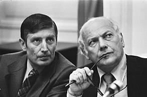 Dries van Agt à la Seconde Chambre en tant que ministre de la Justice et vice-Premier ministre, au côté du Premier ministre Joop den Uyl (1977).