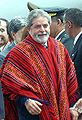 Brasils president Lula da Silva iført tradisjonell poncho. Foto: 2004