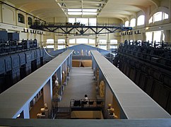 Vue de la salle des machines ; au fond, la reconstitution du fronton du temple d'Apollon Sosianos