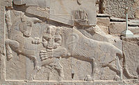 Baixo-relevo persa em Persépolis – um símbolo do Zoroastriano Nowruz – no equinócio da primavera o poder do touro (personificando a Terra) e do leão (personificando o Sol) são iguais.