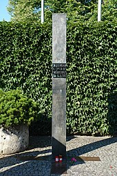 Monument en mémoire de l'attentat de 1980, ayant un aspect métallique