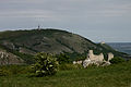 Pohled na Děvín ze Stolové hory, vpravo v popředí Sirotčí hrádek a v pozadí Děvičky